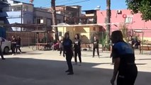 À Adana, des policières ont joué un match avec des filles suivant des cours de volley-ball