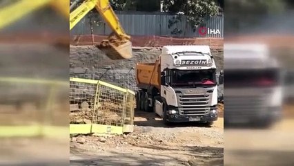 Un jeune homme sous l'influence de drogues s'est enfui après avoir percuté la voiture de sa famille à Ataşehir.