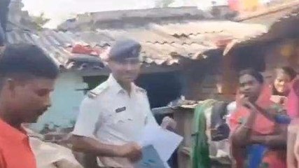 छपरा: लूटकांड में फरार आरोपी के घर पुलिस ने चिपकाया इश्तेहार, अपराधियों में हडकंप