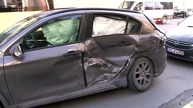 Yolcu minibüsü otomobile çarptı: 4 yaralı