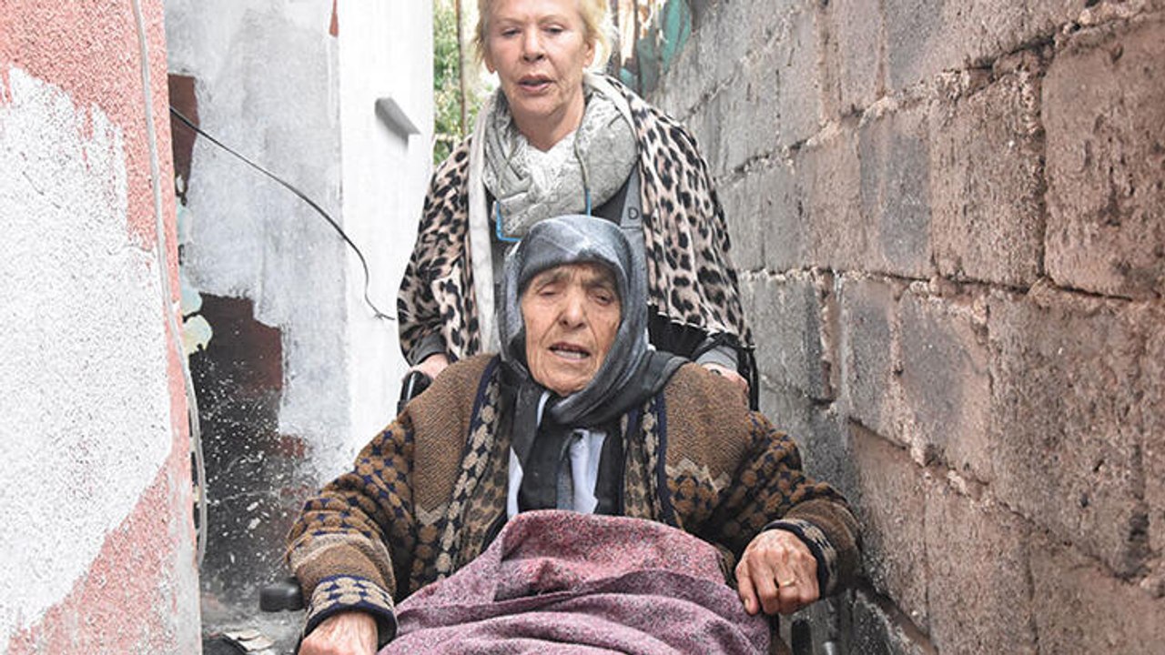 Tekerlekli sandalyeye mahkum 88 yaşındaki kadının evine girmesine 'duvar' engeli