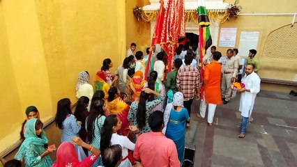 छठ मेला आज: आस्था ऐसी कि तड़के ही लगी कतारें, शिला माता मंदिर में उमड़े भक्त, देखें वीडियो