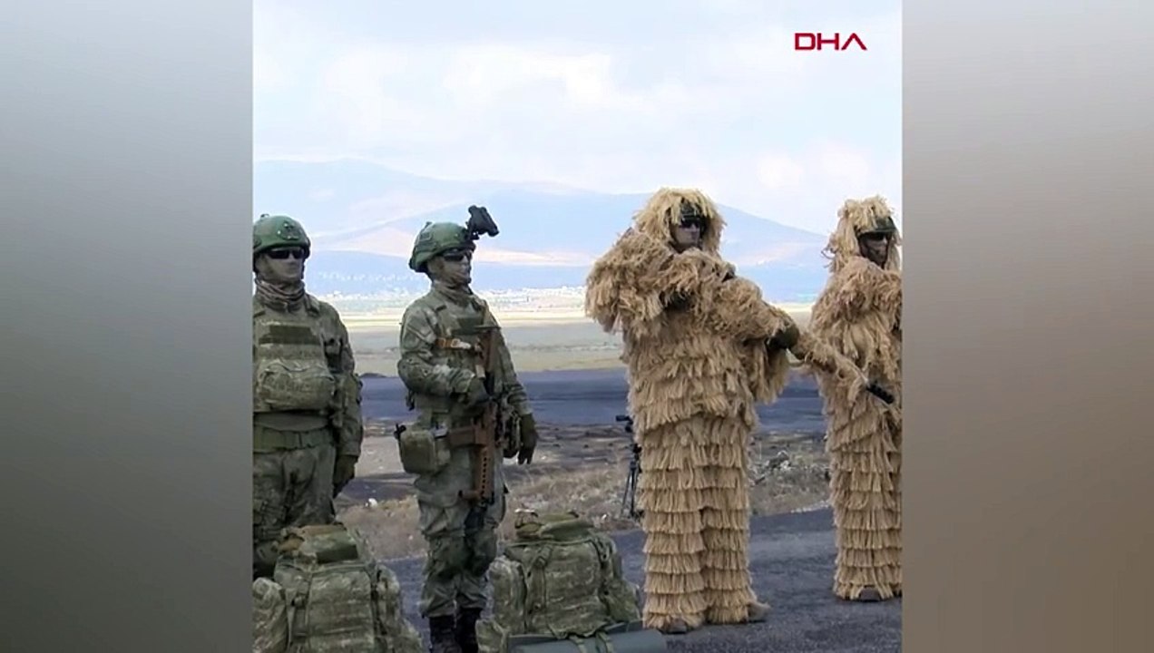 Türk askerlerinden bayrak hassasiyeti! 5 asker bayrak yere düşmesin diye böyle koştu