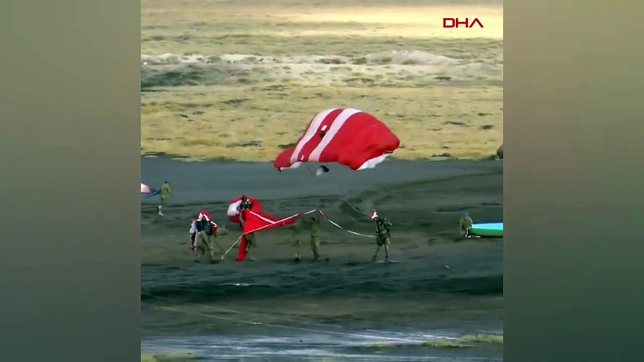 Sensibilité au drapeau de la part des soldats turcs ! 5 soldats ont couru ainsi pour empêcher le drapeau de tomber au sol