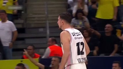 Les jaunes sont intervenus lorsque le terrain s'est mélangé lors du match européen de Fenerbahçe Beko.