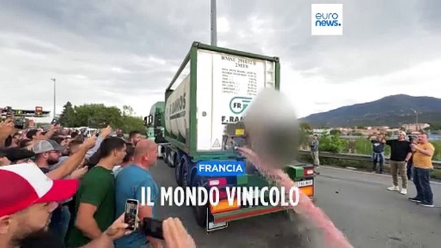 Francia, proteste contro le importazioni vinicole spagnole: in 500 attaccano i camion al confine