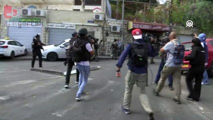 İsrail polisinden Kudüs'te namaz kılmak isteyenlere biber gazı