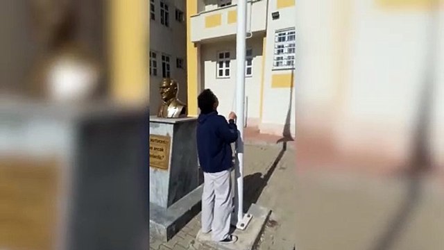İki genç milli yas için yarıya indirilen Türk Bayrağı'nı yeniden göndere çekerek tepki gösterdi: Türk bayrağı her zaman en tepede olacak