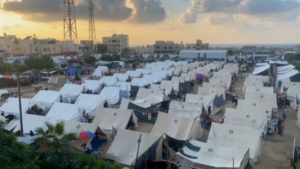 Скачать видео: Decenas de niños se refugian en un campamento de desplazados de la ONU en Gaza