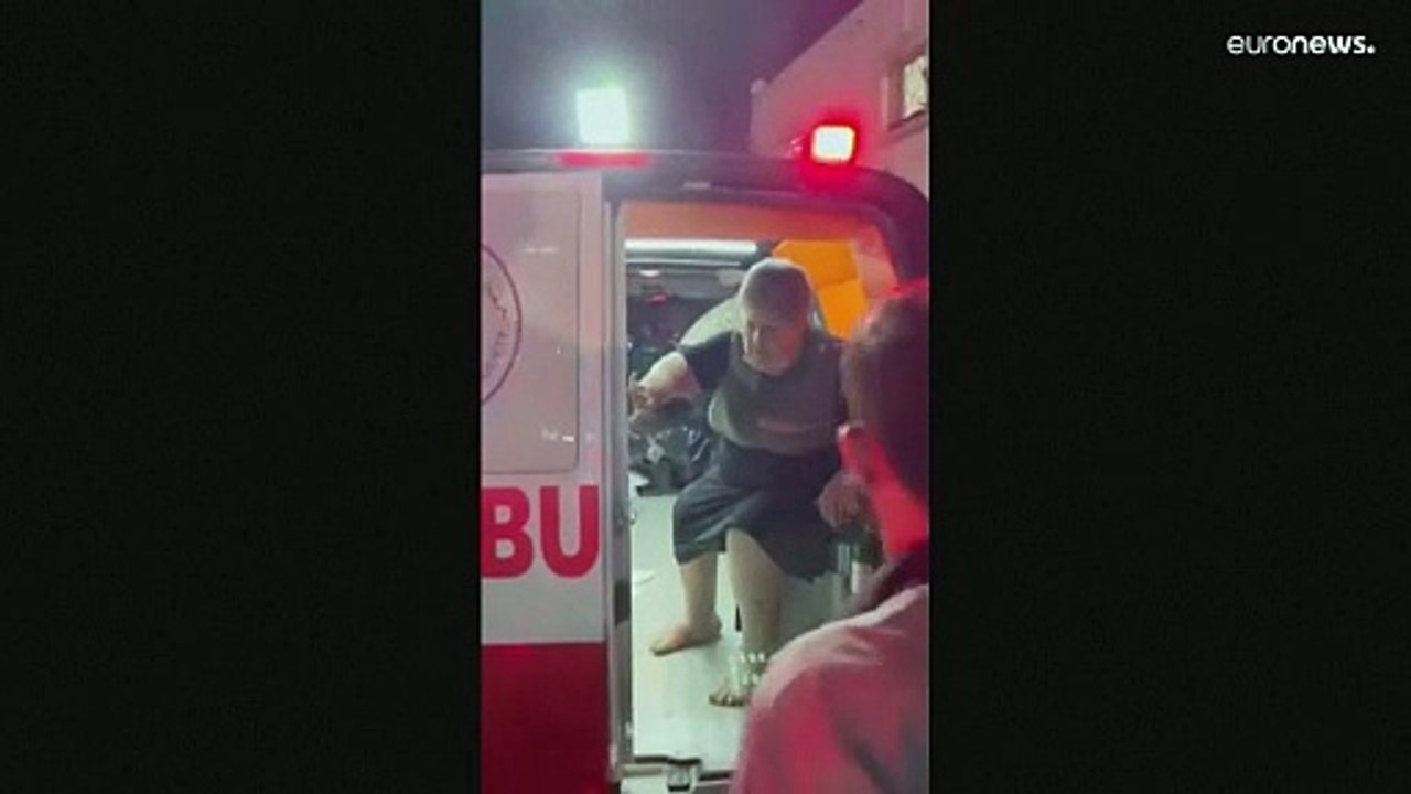 "لم يعد لدي مكان أذهب إليه".. معاناة أهالي غزة تتفاقم بعد قصف كنسية القديس بورفيريوس