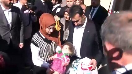 Anlamlı protesto... İsrail Büyükelçiliği önüne çocuk oyuncakları bırakıldı