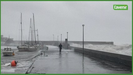 La tempête meurtrière Babet frappe le port de Stonehaven au Royaume-Uni