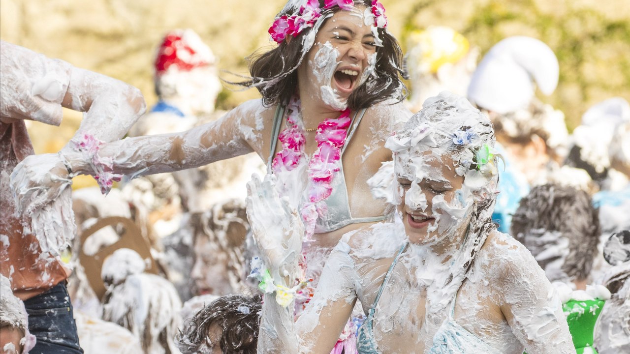 Students at Scottish University Covered Each Other With Foam and Gave Their Mentors a Pound of Raisins - In a Bizarre Tradition
