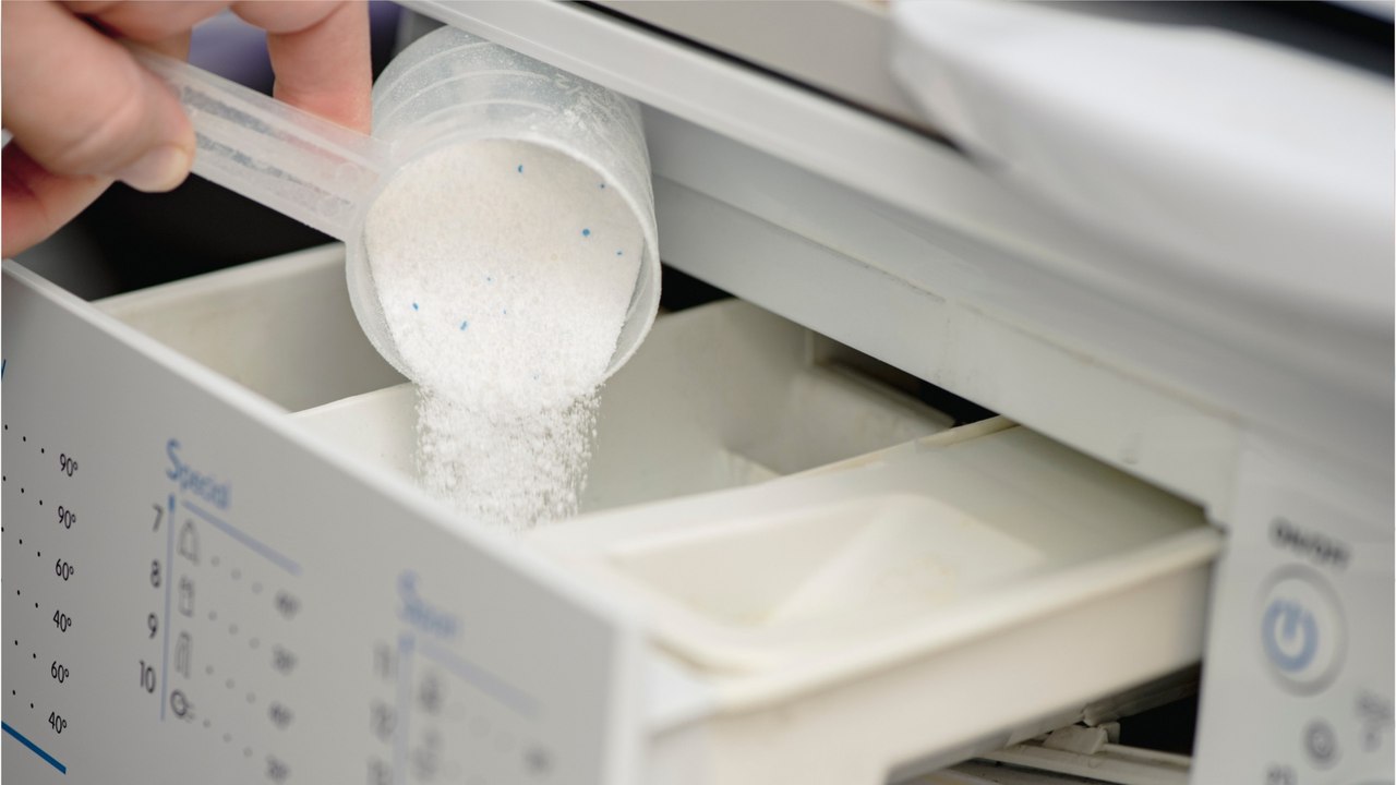 Mit Universal-Messbecher: So dosiert man Waschmittel richtig