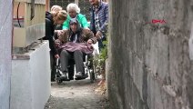 Tekerlekli sandalyeye mahkum kadın, 43 yıl önce yapılan duvar nedeniyle evine giremiyor