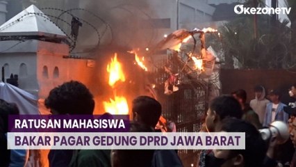 Kecewa Putusan MK, Ratusan Mahasiswa Bakar Pagar Gedung DPRD Jawa Barat