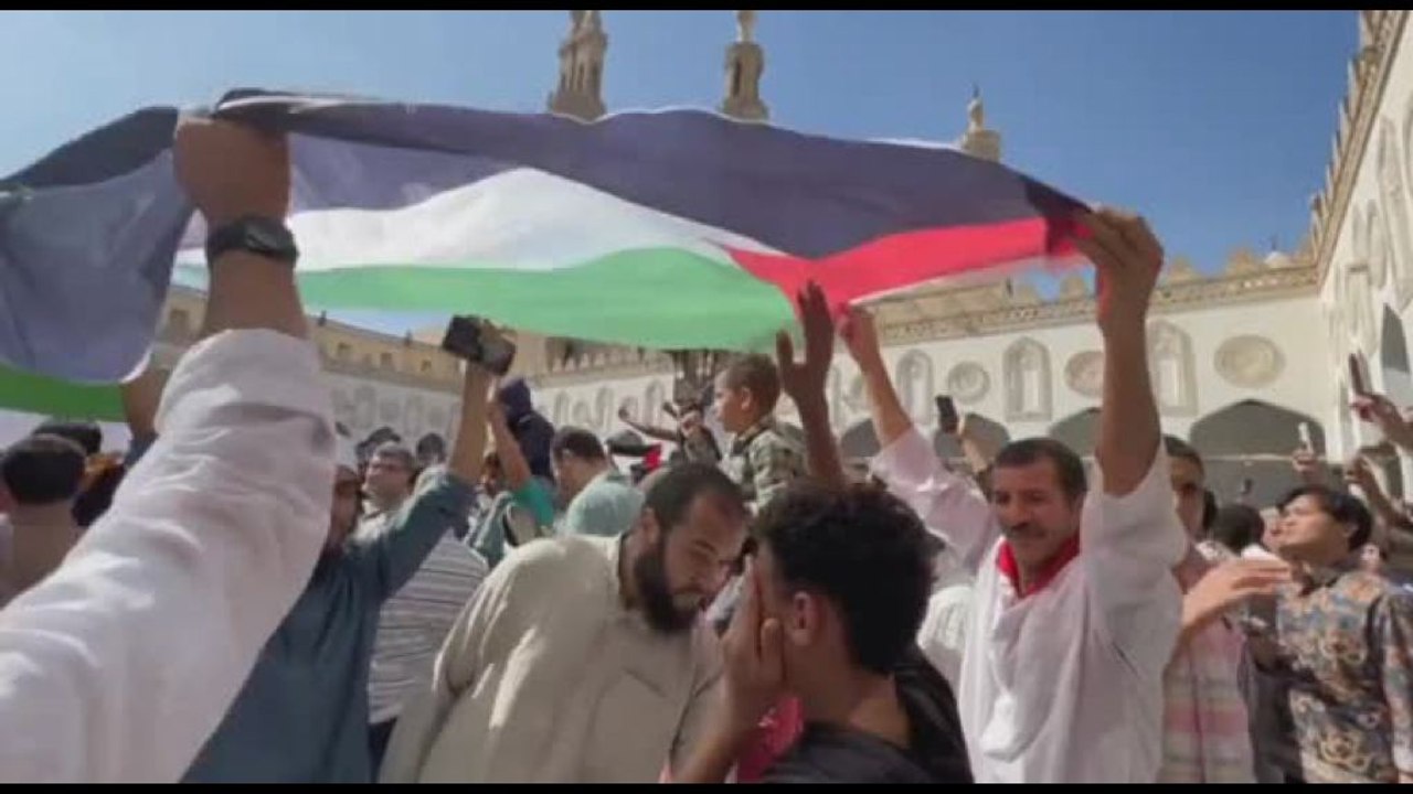 Il venerdì di preghiera al Cairo, la protesta alla moschea Al Azhar