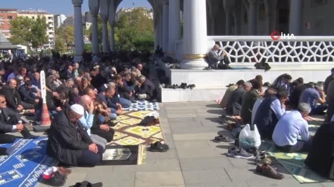 İsrail'in Gazze'ye yönelik saldırıları sonrası gıyabi cenaze namazı kılındı