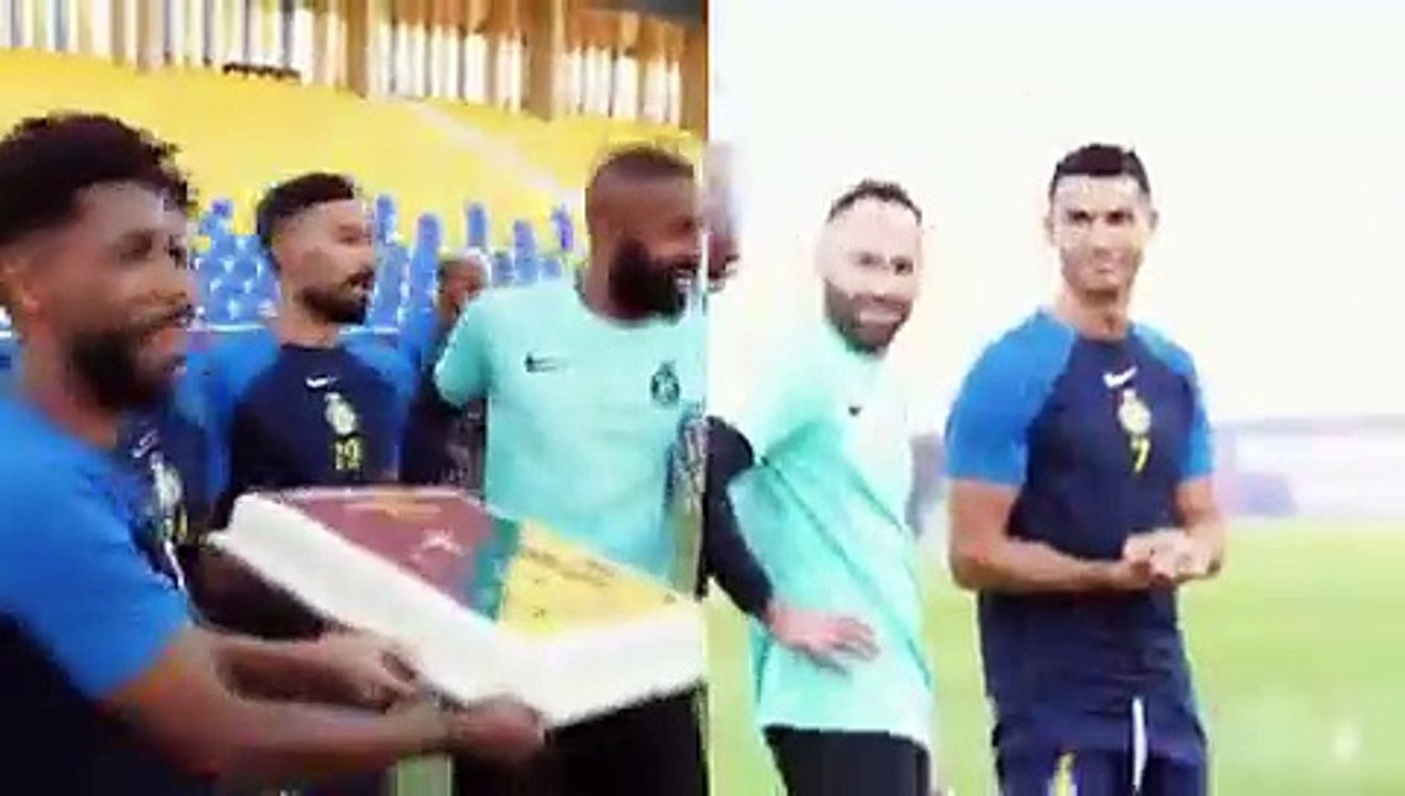 لاعبو النصر يفاجئون كريستيانو رونالدو داخل الملعب بالاحتفال به