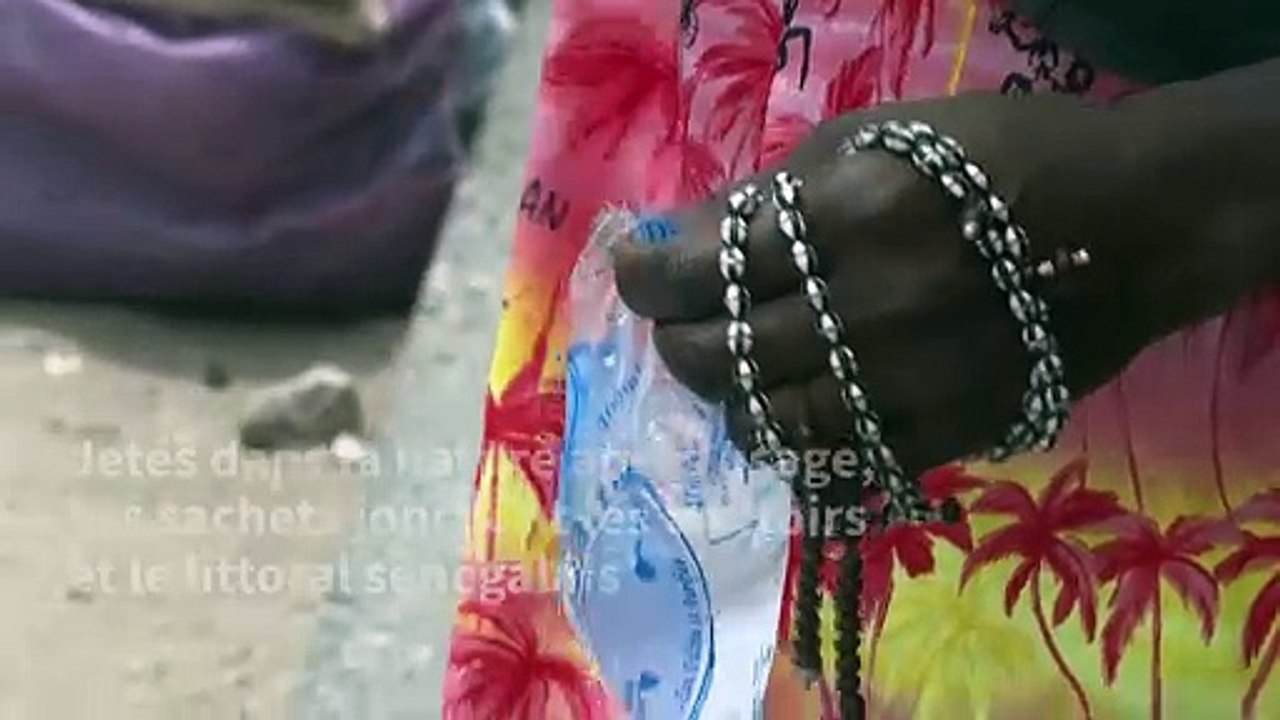 A Dakar, le fléau du sachet d'eau en plastique - La Libre