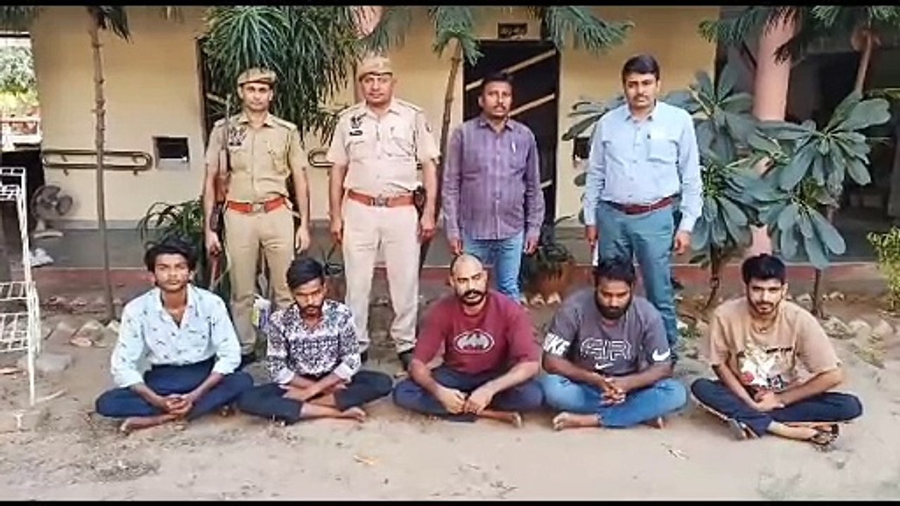 ज्वैलर्स की दुकानों में डकैती डालने की योजना बनाते पांच गिरफ्तार
