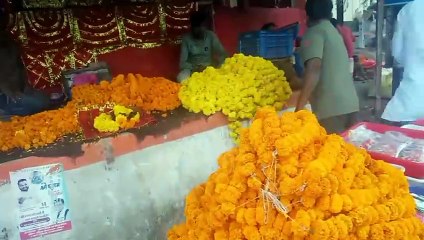 माता रानी को रोज अर्पित हो रहे सवा सौ क्विंटल फूल