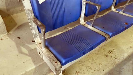 Estado deplorable de los asientos en el Estadio Quisqueya