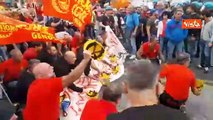 Ex-Ilva, lavoratori battono i caschetti a terra durante il corteo a Roma