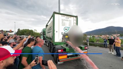 Több ezer liter spanyol bort öntöttek az útra francia borászok