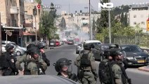 فيديو: شرطة إسرائيل تطلق قنابل الغاز في مواجهة المصلين ومنعهم من أداء صلاة الجمعة في المسجد الأقصى