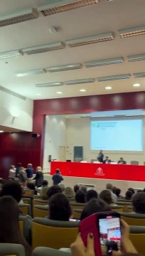 Ativistas climáticos atingem ministro das Finanças, Fernando Medina, com tinta