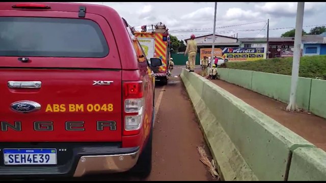 Bombeiros resgatam homem que estava sentado com as pernas para fora do viaduto na PRc-467