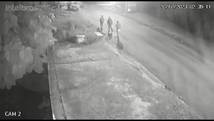 Câmera flagra ladrões furtando Ford F-4000 no bairro Canadá