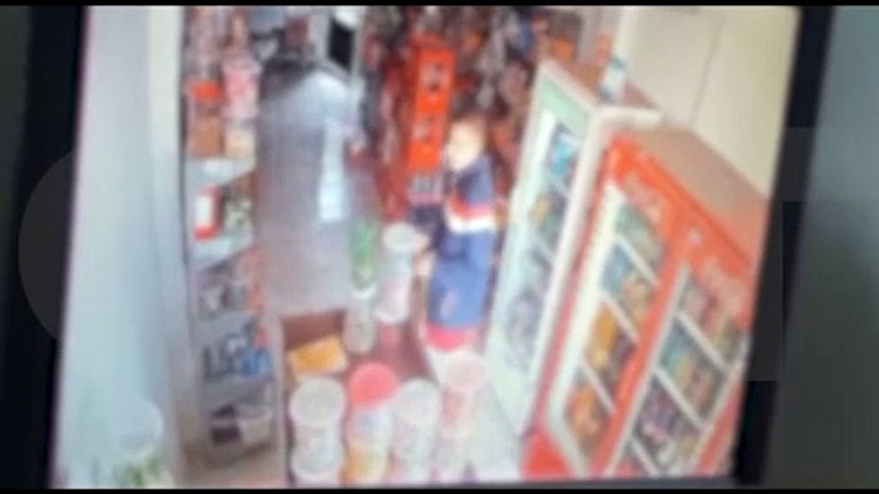 Câmera flagra dupla furtando dinheiro do caixa em mercearia no Cascavel Velho