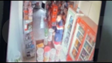 Câmera flagra dupla furtando dinheiro do caixa em mercearia no Cascavel Velho