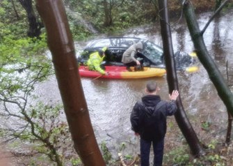 'Heroic' Newstead man rescues drivers from cars 'submerged in flood water' with canoe