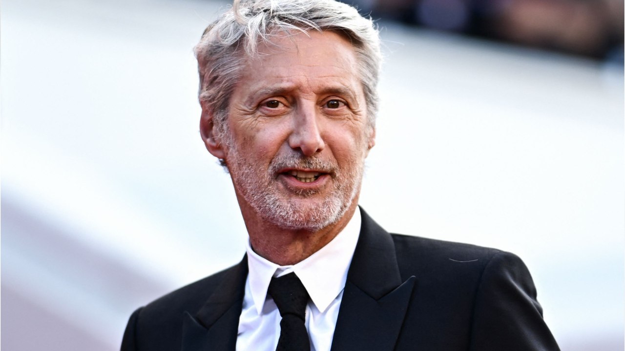 GALA VIDEO - Antoine de Caunes, cette activité qu’il pratique avec son fils cadet : “C’est une bonne façon d’échanger, de partager”