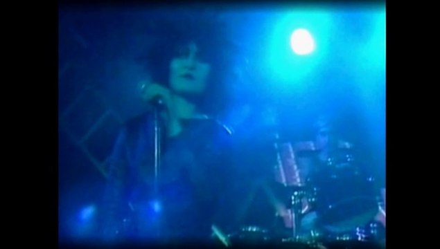 SIOUXSIE & THE BANSHEES – OVERGROUND ('THE THORN' EP) Lip sync ('Je Ziet Maar', VARA Dutch TV , 17 Nov 1984)