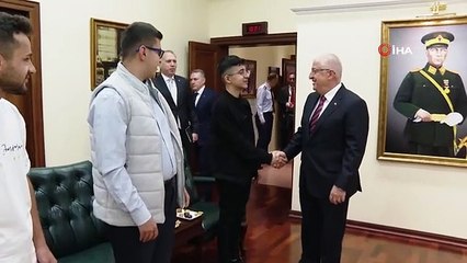 Le ministre de la Défense nationale, Yaşar Güler, a parlé aux jeunes de projets technologiques