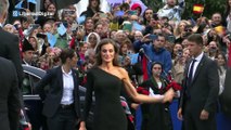 La familia real llega al teatro Campoamor entre aplausos para los Premios Princesa de Asturias