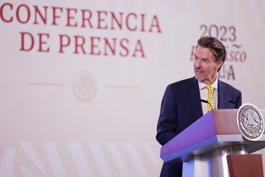 AMLO firma convenio con Teletón y Bienestar para dar una casa a activista