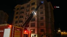 Tosya'da bir apartmanın 6. katındaki daire yangında tamamen yandı