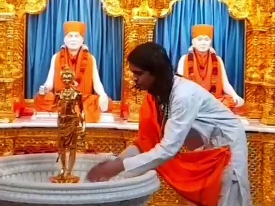 विष्णूभक्त चारुदत्त यांचे हस्ते... नाशिकच्या सुप्रसिद्ध  स्वामी नारायण मंदिराच्या अतिप्राचीन मूर्तीचे औक्षण...  ••• ...पहिल्याचं दिवशी सु ' चारू' महापूजा योग... •••  World Famous "GOLDEN Temple" of Nashik ________SWAMI NARAYANA TEMPLE_______  " जणू सोन्या