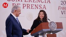 AMLO pasa al podio a Erika de la Luz, una integrante de la Ayudantía