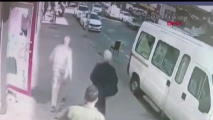 Gaziosmanpaşa'da kamyonetin çarptığı araçlar güvenlik kamerasında