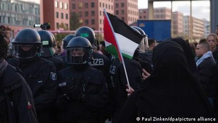 Hundreds arrested for violating protest ban in Berlin