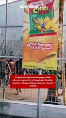 Terjadi pengerusakan pagar oleh oknum supporter di kawasan Stadion Kapten I Wayan Dipta, Gianyar, Jumat (20/10)