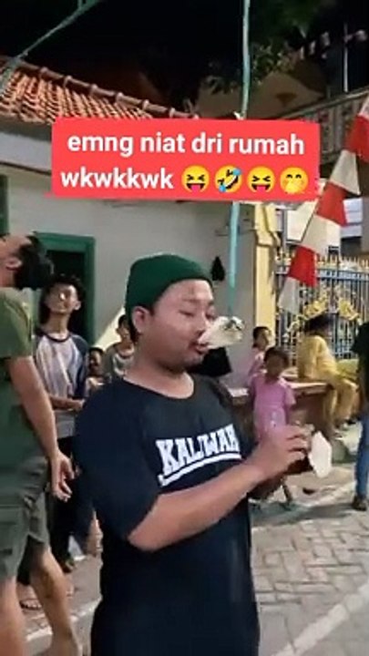 Niat bener bawa nasi dari rumah 