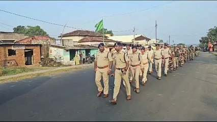 आदर्श आचार संहिता, पर्व के मद्देनजर पुलिस अधिकारियों ने शुक्रवार को फ्लैग मार्च निकाला और  शांति व्यवस्था बनाए रखने की अपील की।