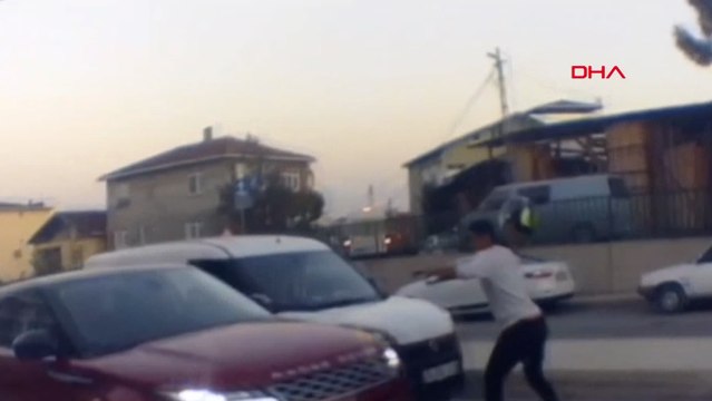 Üsküdar'da trafikte gergin anlar; Üzerine sürülen cipe kaskını fırlattı